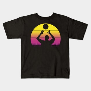 Travel back in time with beach volleyball - Retro Sunsets shirt featuring a player! Kids T-Shirt